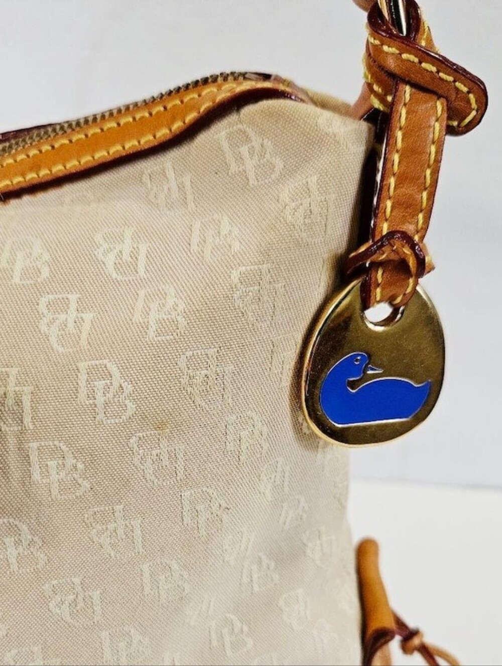 VTG Dooney & Bourke Signature Cream Canvas Hobo  Shoulder Bag with Tan Trim Y2K - Picture 7 of 8